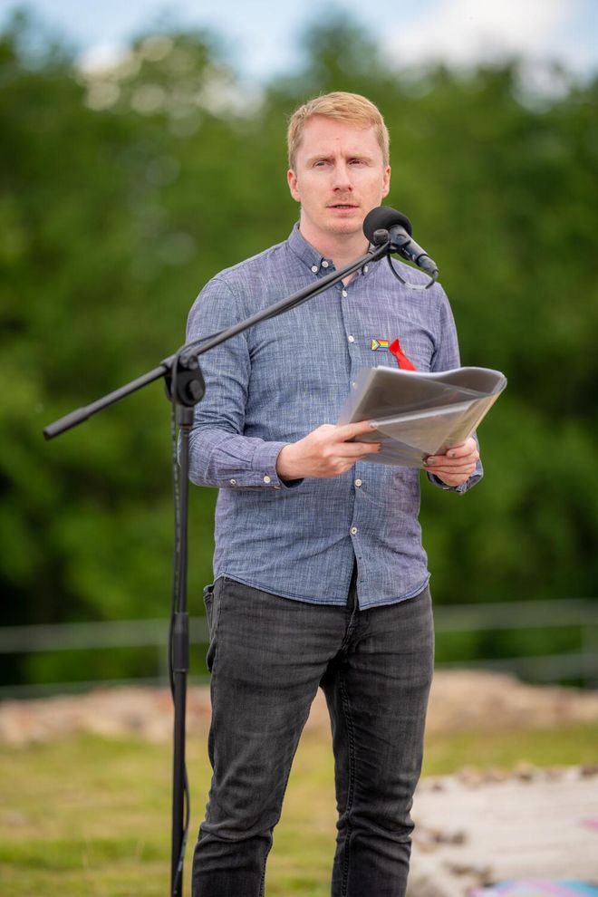Matthias Gothe gives a speech at the microphone