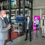 Wissenschafts- und Wirtschaftsminister Wolfgang Tiefensee beim Besuch der Versuchstechnischen Einrichtung