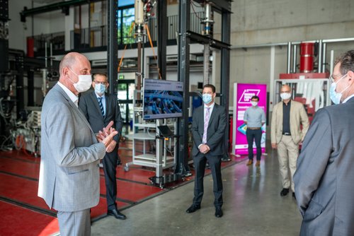 Wissenschafts- und Wirtschaftsminister Wolfgang Tiefensee beim Besuch der Versuchstechnischen Einrichtung