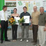 Nach der Preisverleihung. Geschäftsführer Eckhardt Thomas, die Preisträger Simone Münchberg und Thomas Sowoidnich, Werksleiter Heiko Theuerkauf sowie Prof. Dr. Jochen Stark (F. A. Finger-Institut) (Bauhaus-Universität Weimar)