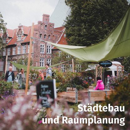 Foto eines umgestalteten Platzes mit Garten und Sitzgelegenheiten mit Überschrift: Städtebau und Raumplanung