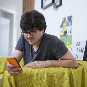 Von der Couch auf den Campus: Über die Studienstart-Info-Hotline können sich Interessierte zum Studienangebot der Fakultät Bauingenieurwesen informieren. (Foto: Guido Werner)