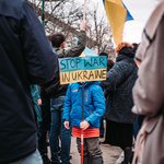 junges Mädchen, da gegen den Krieg in der Ukraine demonstriert