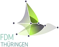 Logo des Thüringer Kompetenznetzwerk Forschungsdatenmanagement mit den Standorten der 10 Hochschulen in Thüringen als Punkte und verbunden in verschiedenen Grüntönen.
