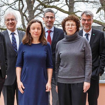 Die Mitglieder des neuen Universitätsrats (von links) Nathalie Wappler Hagen, Dr. Rainer Ambrosy, Franciska Zólyom, Prof. Dr.-Ing. Carsten Könke, PD Dr. Annemarie Jaeggi und Prof. Dr. Hans-Rudolf Meier zusammen mit Präsident Prof. Dr. Winfried Speitkamp (rechts). (Foto: Marcus Glahn)