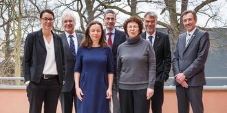 The members of the new University Council (from left to right): Nathalie Wappler Hagen, Dr. Rainer Ambrosy, Franciska Zólyom, Prof. Dr.-Ing. Carsten Könke, PD Dr. Annemarie Jaeggi and Prof. Dr. Hans-Rudolf Meier with President Prof. Dr. Winfried Speitkamp (Photo credit: Marcus Glahn)
