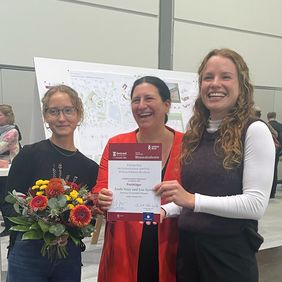 Emily Neuy mit Laudatorin Silja Schade-Bünsow und Lisa Eyink ©C.Dörner