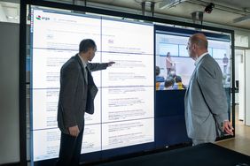 Prof. Benno Stein (l.) erläutert dem Minister (r.) die Benutzeroberfläche der »Suchmaschine der Argumente«, die es Benutzern zukünftig erleichtern soll, Fakten argumentativ einzuordnen. (Foto: Thomas Müller) Prof. Benno Stein (l.) erläutert dem Minister (r.) die Benutzeroberfläche der »Suchmaschine der Argumente«, die es Benutzern zukünftig erleichtern soll, Fakten argumentativ einzuordnen. (Foto: Thomas Müller)
