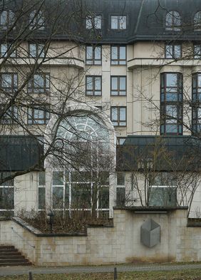 Im Hotel Leonardo, einem Gebäude der Postmoderne, wurde ebenfalls getagt. (Foto: Mathis Lehna)
