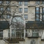 Im Hotel Leonardo, einem Gebäude der Postmoderne, wurde ebenfalls getagt. (Foto: Mathis Lehna)