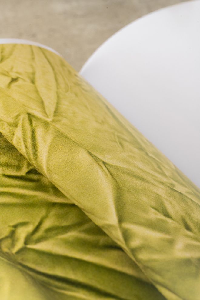 Detailaufnahme einer aufgeschlagenen Seite der Publikation »Durch Fotografie keine Einsichten« mit fotografischem Druck