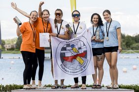 2024 sicherte sicherte sich das Weimarer Damenteam den ersten Platz bei der 19. Betonkanu-Regatta. Diesen Titel gilt es nun zu verteidigen. Foto: InformationsZentrumBeton GmbH