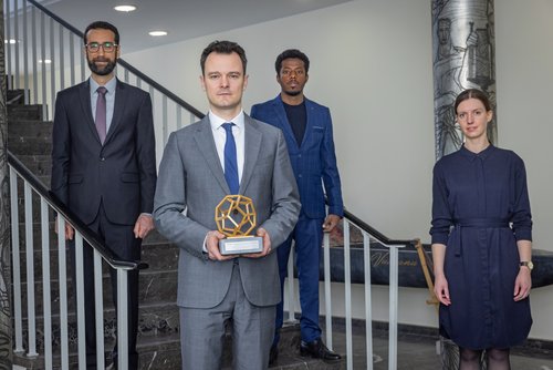The project team from the Building Physics department celebrates winning the 2021 »Thüringer Forschungspreis«: From left to right, Dr.-Ing. Hayder Alsaad, Prof. Dr.-Ing. Conrad Völker, Amayu Wakoya Gena and Lia Becher. (Photo: TMWWDG/PPBraun)