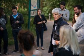 Dr. Schwarz, Leiter des Erdbebenzentrums an der Bauhaus-Universität Weimar, erklärt Besucher*innen die seismische Station. Foto: Thomas Müller Dr. Schwarz, Leiter des Erdbebenzentrums an der Bauhaus-Universität Weimar, erklärt Besucher*innen die seismische Station. Foto: Thomas Müller