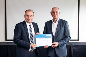 Prof. Dr. Silvio Beier, Koordinator des CoMoTH-Projekts, nimmt den Fördermittelbescheid für die Bauhaus-Universität Weimar von Wissenschaftsminister Wolfgang Tiefensee entgegen. (Foto: Guido Werner | photography) Prof. Dr. Silvio Beier, Koordinator des CoMoTH-Projekts, nimmt den Fördermittelbescheid für die Bauhaus-Universität Weimar von Wissenschaftsminister Wolfgang Tiefensee entgegen. (Foto: Guido Werner | photography)