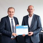 Prof. Dr. Silvio Beier, Koordinator des CoMoTH-Projekts, nimmt den Fördermittelbescheid für die Bauhaus-Universität Weimar von Wissenschaftsminister Wolfgang Tiefensee entgegen. (Foto: Guido Werner | photography)