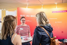 Besucher*innen können an zahlreichen Inforständen im Foyer der Mensa am Park, Marienstraße 15, ihre Fragen stellen. Foto: Thomas Müller
