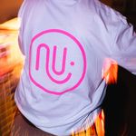 Person mit einem T-Shirt mit dem »NU«-Logo