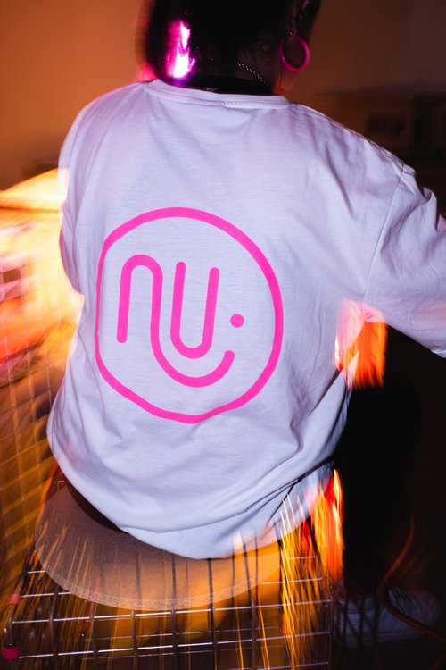 Person mit einem T-Shirt mit dem »NU«-Logo