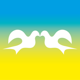 zwei Tauben, die sich mit den Schnäbeln berühren vor dem Hintergund eines Fabrverlaufs in den Farben der ukrainischen Flagge