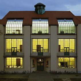Foto: Tobias Adam; Quelle: Bauhaus-Universität Weimar Hauptgebäude der Bauhaus-Universität Weimar bei Nacht (Foto: Tobias Adam; Quelle: Bauhaus-Universität Weimar)