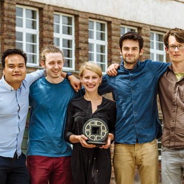 Die Gewinner des Preises der Medienkunst/Mediengestaltung: Duc Ngo Ngoc, Sebastian Wolf, Amel Ali-Bey, Michael Kugler und Maximilian Netter (v.l.). Foto: Henry Sowinski