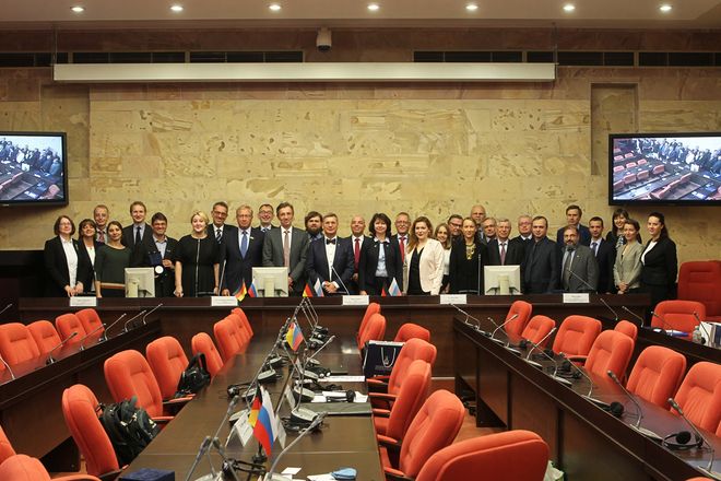 Diese Kooperation ist das Ergebnis des persönlichen Engagements vieler Einzelner: Feierliches Gruppenfoto mit Vertretern beider Universitäten sowie der Deutschen Botschaft in Moskau, des DAAD, der DFG und Thüringen International. Foto: Vjatscheslav Korotichin