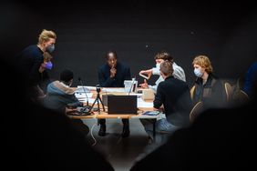 Prof. Diébédo Francis Kéré beteiligt sich bei einem Workshop mit Studierenden