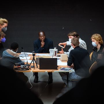 Prof. Diébédo Francis Kéré beteiligt sich bei einem Workshop mit Studierenden