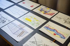Erste Ideen zum Messestand entstanden auf Papier und spielten auch mit abweisenden Varianten. Foto: Thomas Müller