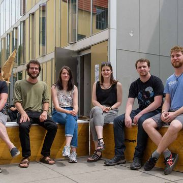GRAFE-Kreativpreisträgerinnen und -träger v.l.n.r.: Francis Kamprath, Mathias Falco Walther, Charlene Hahne, Anna Schöller sowie Benjamin Büchner und Johannes Hensel (©Bauhaus-Universität Weimar, Foto: Candy Welz