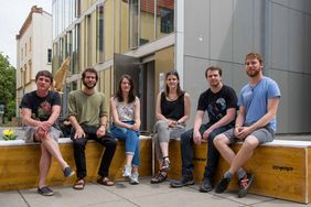 GRAFE-Kreativpreisträgerinnen und -träger v.l.n.r.: Francis Kamprath, Mathias Falco Walther, Charlene Hahne, Anna Schöller sowie Benjamin Büchner und Johannes Hensel (©Bauhaus-Universität Weimar, Foto: Candy Welz
