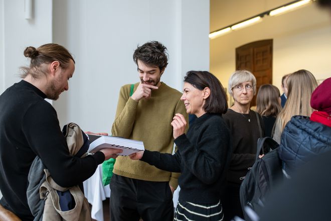 Foto der Ausstellungseröffnung und Buchpräsentation.