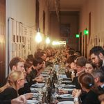 Beim Performance Dinner verwandelte sich das erste Obergeschoss im Hauptgebäude durch eine 40 Meter lange Tafel (Foto: Sebastian Arzet)