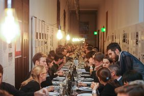 Beim Performance Dinner verwandelte sich das erste Obergeschoss im Hauptgebäude durch eine 40 Meter lange Tafel (Foto: Sebastian Arzet)