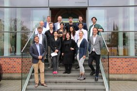 Die neudeli Fellows im Sommersemester 2019 und die Jury-Mitglieder vor der Thüringer Aufbaubank in Erfurt. (Foto: Thüringer Aufbaubank, Susanna Viehmann)