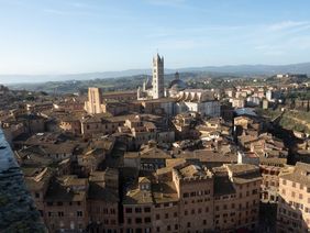 Blick vom Torre del Mangia (zwischen 1338 und 1348 erbaut) auf der Piazza del Campo, dem wichtigsten Platz Sienas, neben dem Palazzo Pubblico in Richtung Dom (Foto: Julia Heinemann) Blick vom Torre del Mangia (zwischen 1338 und 1348 erbaut) auf der Piazza del Campo, dem wichtigsten Platz Sienas, neben dem Palazzo Pubblico in Richtung Dom (Foto: Julia Heinemann)