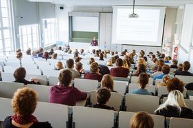 Die Besucherinnen und Besucher erwarten unter anderem kurze Vorträge zum Thema sowie zum Angebot der Weimarer Universität. (Bild: Henry Sowinski) Die Besucherinnen und Besucher erwarten unter anderem kurze Vorträge zum Thema sowie zum Angebot der Weimarer Universität. (Bild: Henry Sowinski)