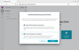 Screenshot des Dialogfeldes "Schlüsselsicherung einrichten". Es stehen zwei Optionen zur Verfügung. Ausgewählt ist Option "Sicherheitsphrase eingeben". Darunter befindet sich ein "Fortfahren"-Button. 