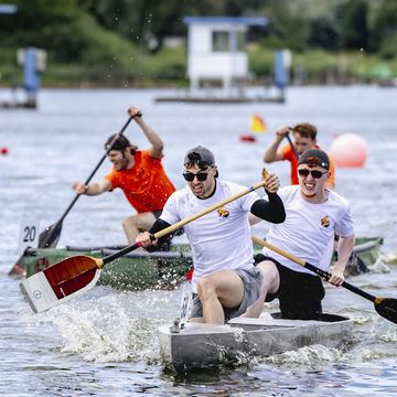 Bei der Betonkanu-Regatta geht es um Schnelligkeit. Wer es schafft, die Boote so zu konstruieren, dass sie leicht und wendig sind, hat einen Wettbewerbsvorteil. Foto: InformationsZentrumBeton GmbH