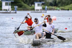 Bei der Betonkanu-Regatta geht es um Schnelligkeit. Wer es schafft, die Boote so zu konstruieren, dass sie leicht und wendig sind, hat einen Wettbewerbsvorteil. Foto: InformationsZentrumBeton GmbH