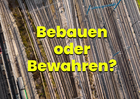 Fotografie von Schienen von oben, darüber in Gelb der Schriftzug "Bebauen oder Bewahren?"