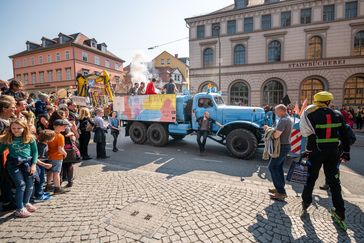 Bauhaus parade on its route through the city of Weimar
