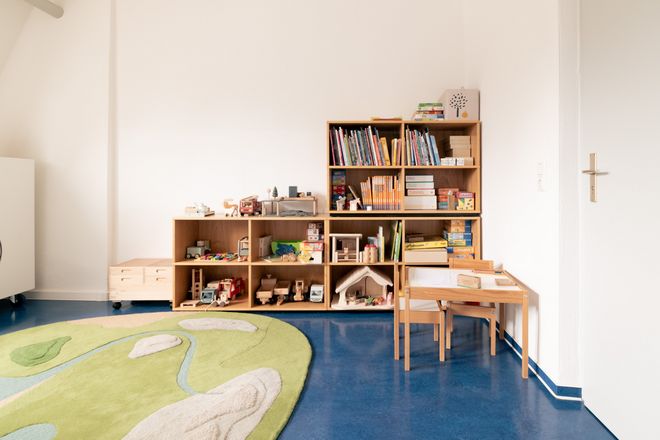 »Family Work Space« mit Schreibtisch, Computer, Telefon und jeder Menge Spielzeug für verschiedene Altersgruppen.