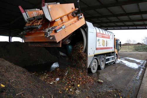 Ein Bioabfallsammelfahrzeug lädt den Weimarer Biomüll in der Kompostanlage Umpferstedt ab. (Foto: Dr. Tonia Schmitz)