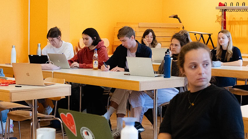 Publikum von Vorträgen vom Projekt »Digitale Umwelten«