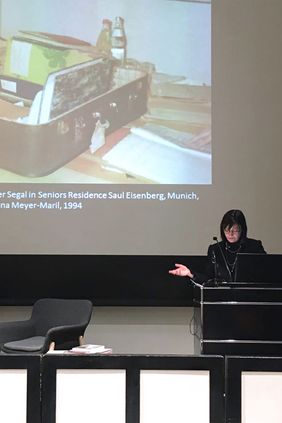 Ines Weizman präsentiert das Projekt in Frankfurt (Foto: Esther Friedman)