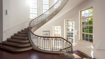 Treppenhaus im Hauptgebäude, gebaut von Henry van de Velde