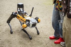 Roboterhund SPOT soll zukünftig Baustellen überwachen. Einen Eindruck von seinem Können erhalten Besucher*innen der Messe BAU 2025 in München. Foto: Bauhaus-Universität Weimar, Thomas Müller Roboterhund SPOT soll zukünftig Baustellen überwachen. Einen Eindruck von seinem Können erhalten Besucher*innen der Messe BAU 2025 in München. Foto: Bauhaus-Universität Weimar, Thomas Müller