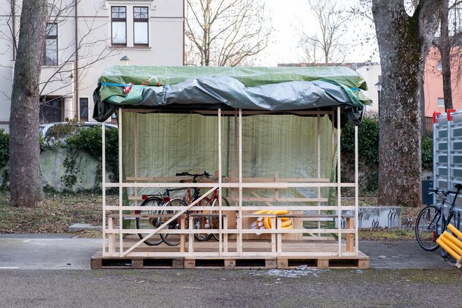 Eins zu eins Modell von Zugabteil und Fahrradhalterung